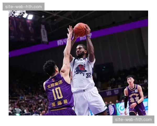 山东约翰逊手指有伤仍带伤出战 球队外援轮换陷入被动局面 山东约翰逊手指有伤仍带伤出战 球队外援轮换陷入被动局面